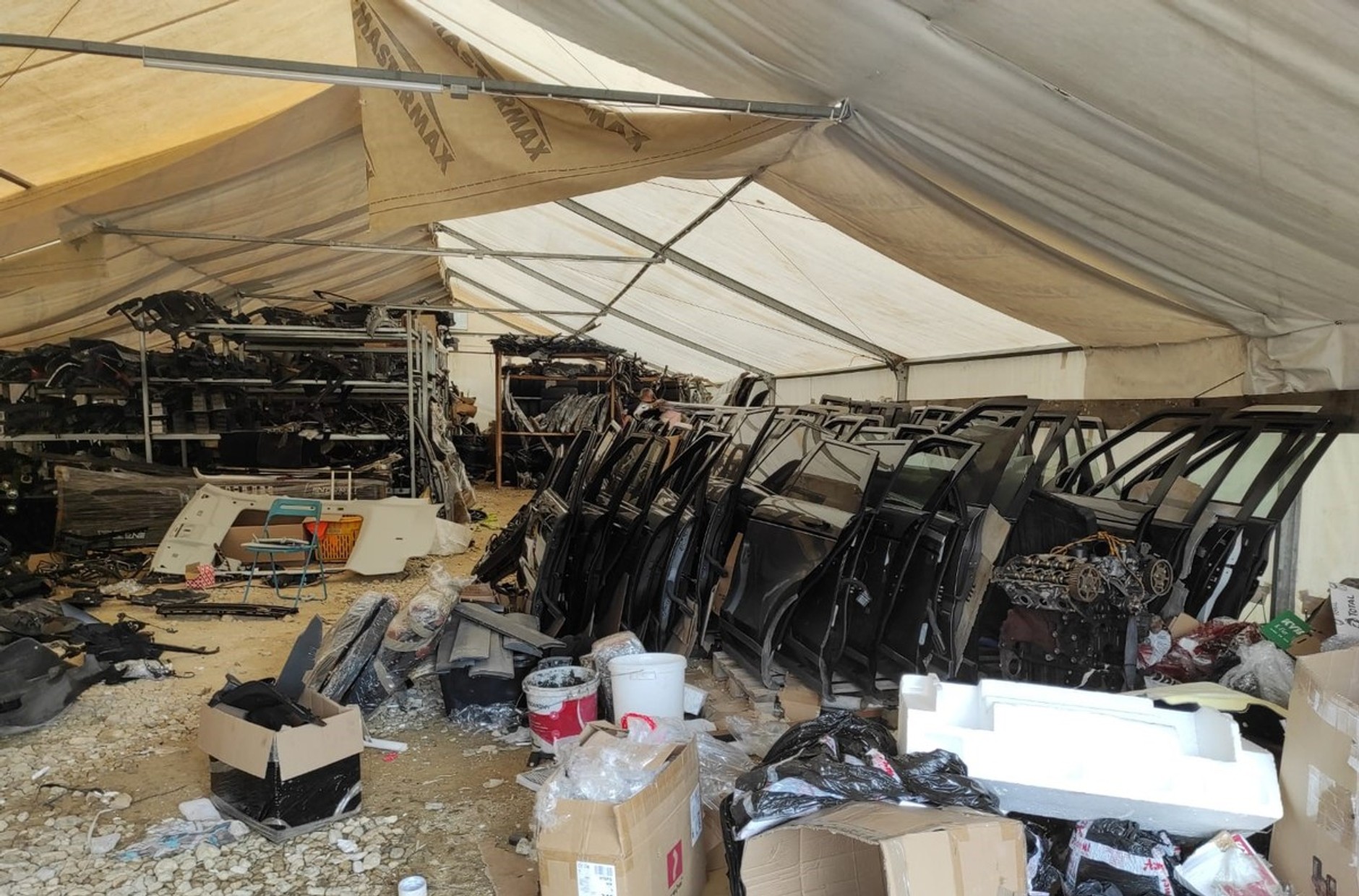 Policja rozbiła gang złodziei kradnących auta "na walizkę"