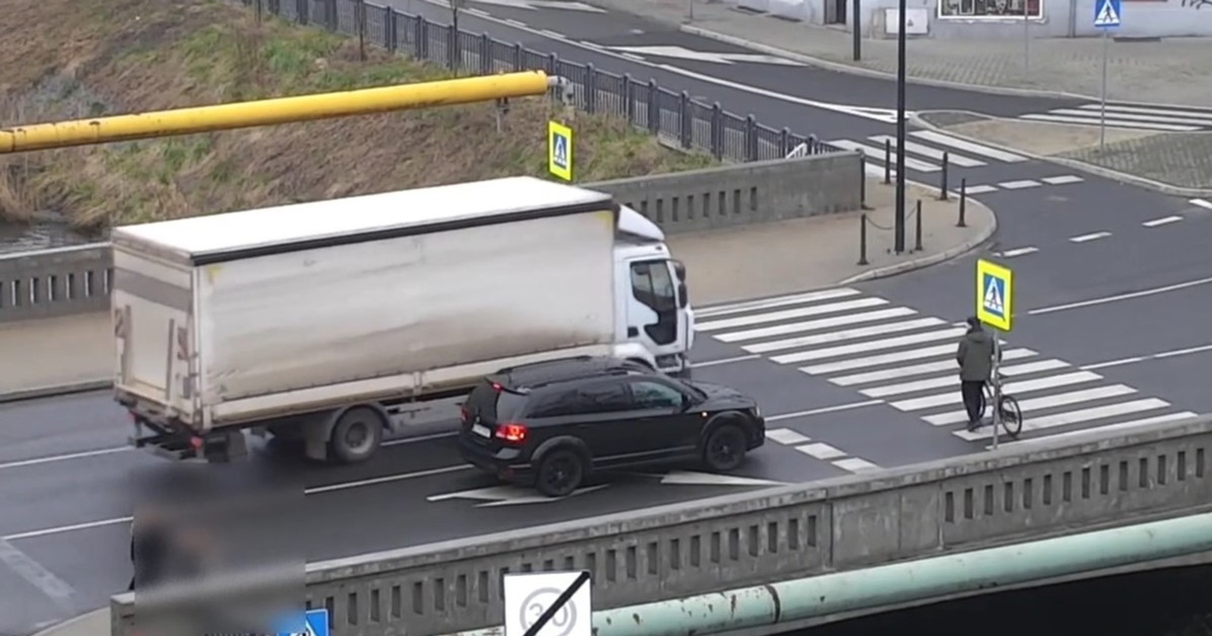 Takie zachowanie jest śmiertelnie niebezpieczne. Mimo to kierowca ciężarówki właśnie to zrobił
