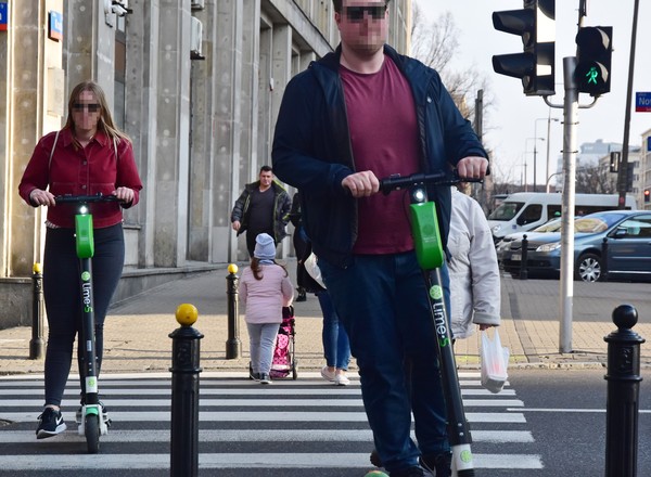 Hulajnogi, rolki, deskorolki - nowe przepisy już obowiązują. Dotyczą też kierowców aut!