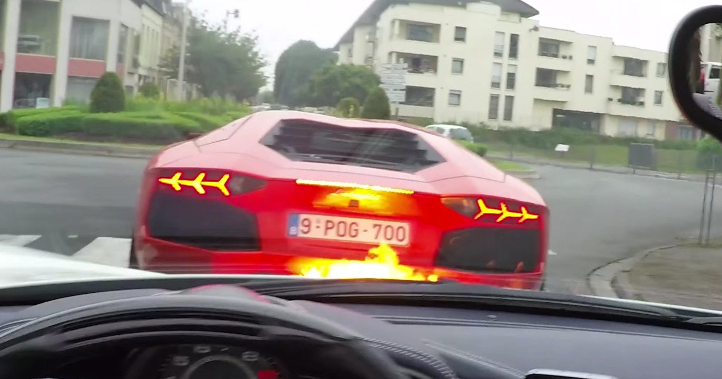 Aventador pluje ogniem na Ferrari