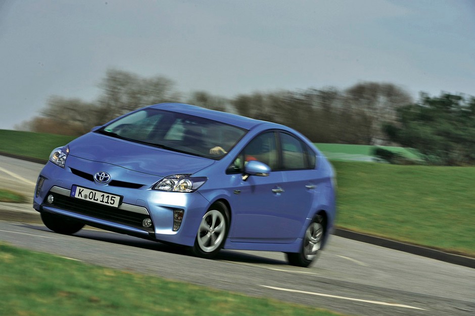 Opel Ampera kontra Kia Optima, VW Jetta i Toyota Prius: która hybryda jest najlepsza?