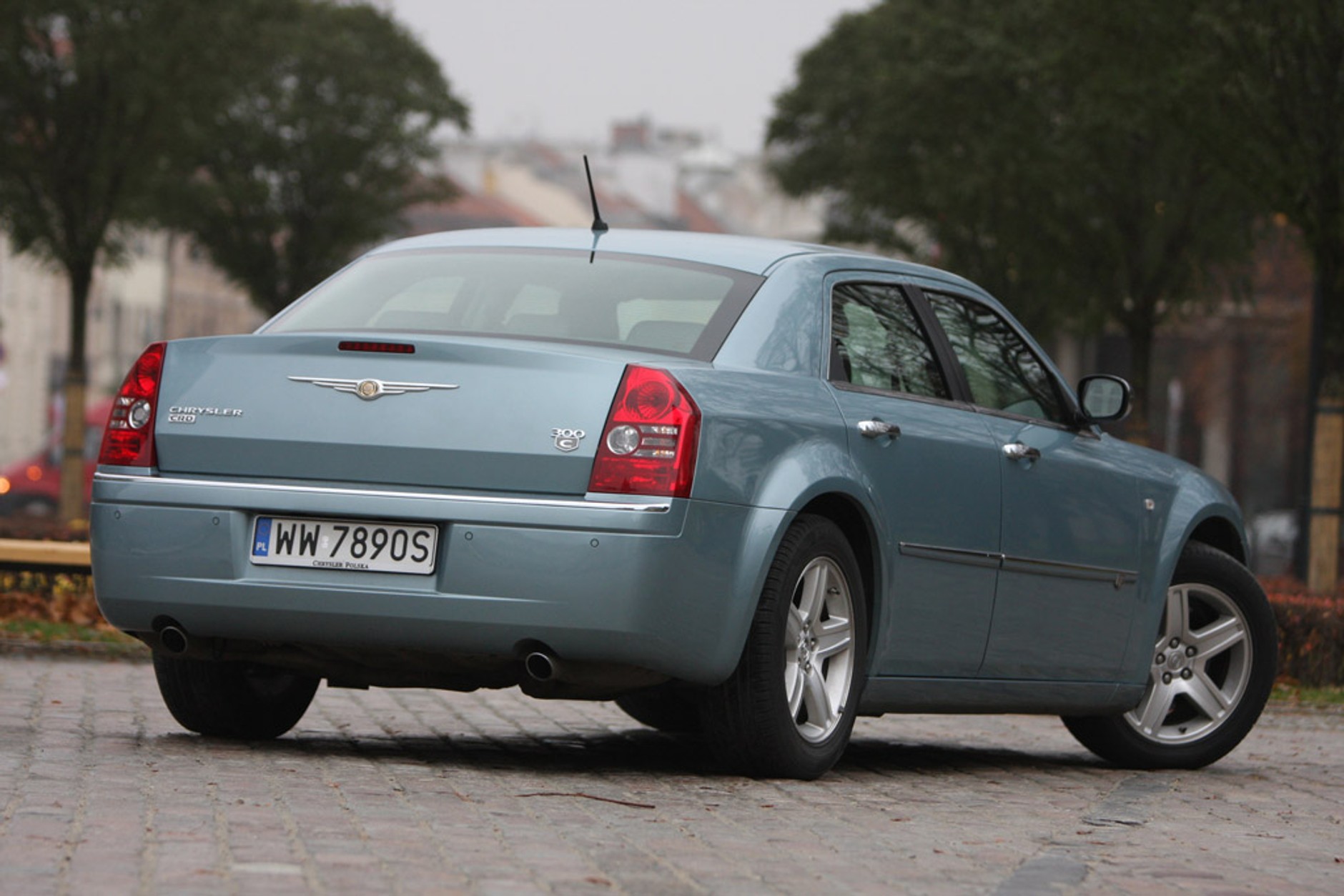 Używany Chrysler 300C: czy warto kupić amerykańską limuzynę?