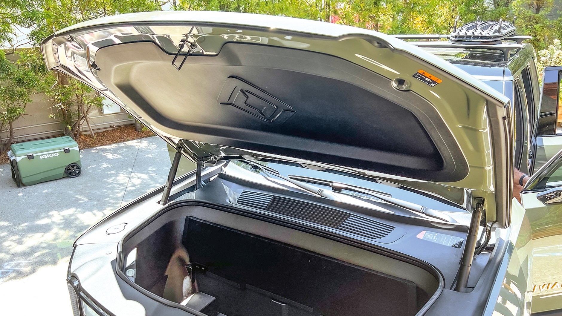 Tam gdzie pikapy mają zwykle wielkie silniki, Rivian mieści dwie duże torby lub skrzynkę schłodzonego piwa