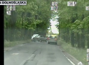 Czołowe zderzenie i dachowanie. Wszystko nagrał policyjny wideorejestrator