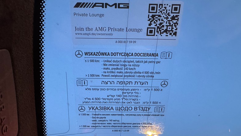 Naklejka dotycząca docierania silnika w Mercedesie