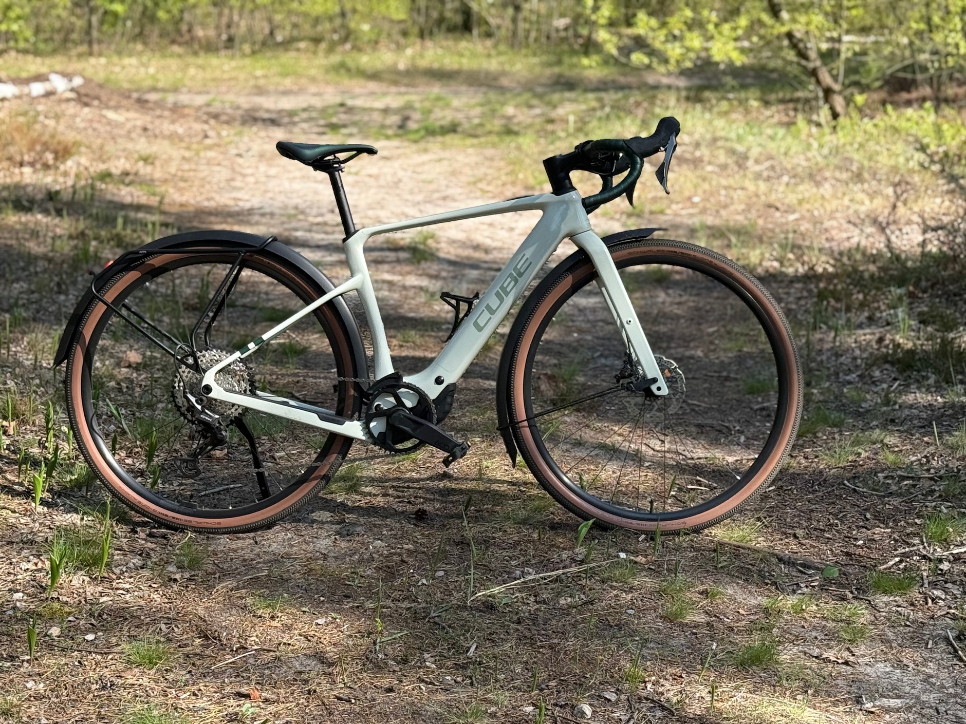 Cube Nuroad Hybrid – elektryczny gravel z błotnikami i bagażnikiem