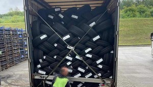 Wynosili z magazynu opony. Było ich tak dużo, że uzbierali niemal pół miliona złotych