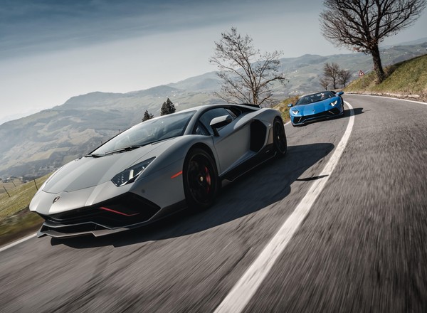 Lamborghini Aventador przechodzi do historii. Ostatnie V12 wyjechało na pożegnalną przejażdżkę