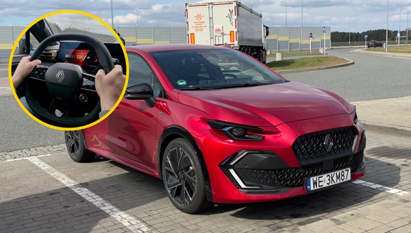 Hybrydowe Renault Clio na autostradzie