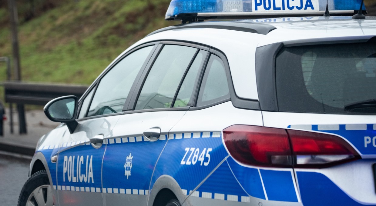 Tajemnicze oznaczenia na radiowozach policji. Czy wiesz, jak je rozszyfrować?