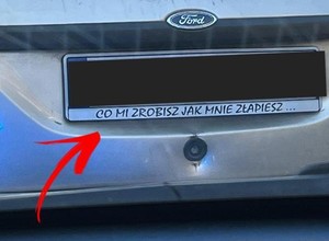 Szyderczy napis na tablicy rejestracyjnej. Kierowca szybko poznał odpowiedź