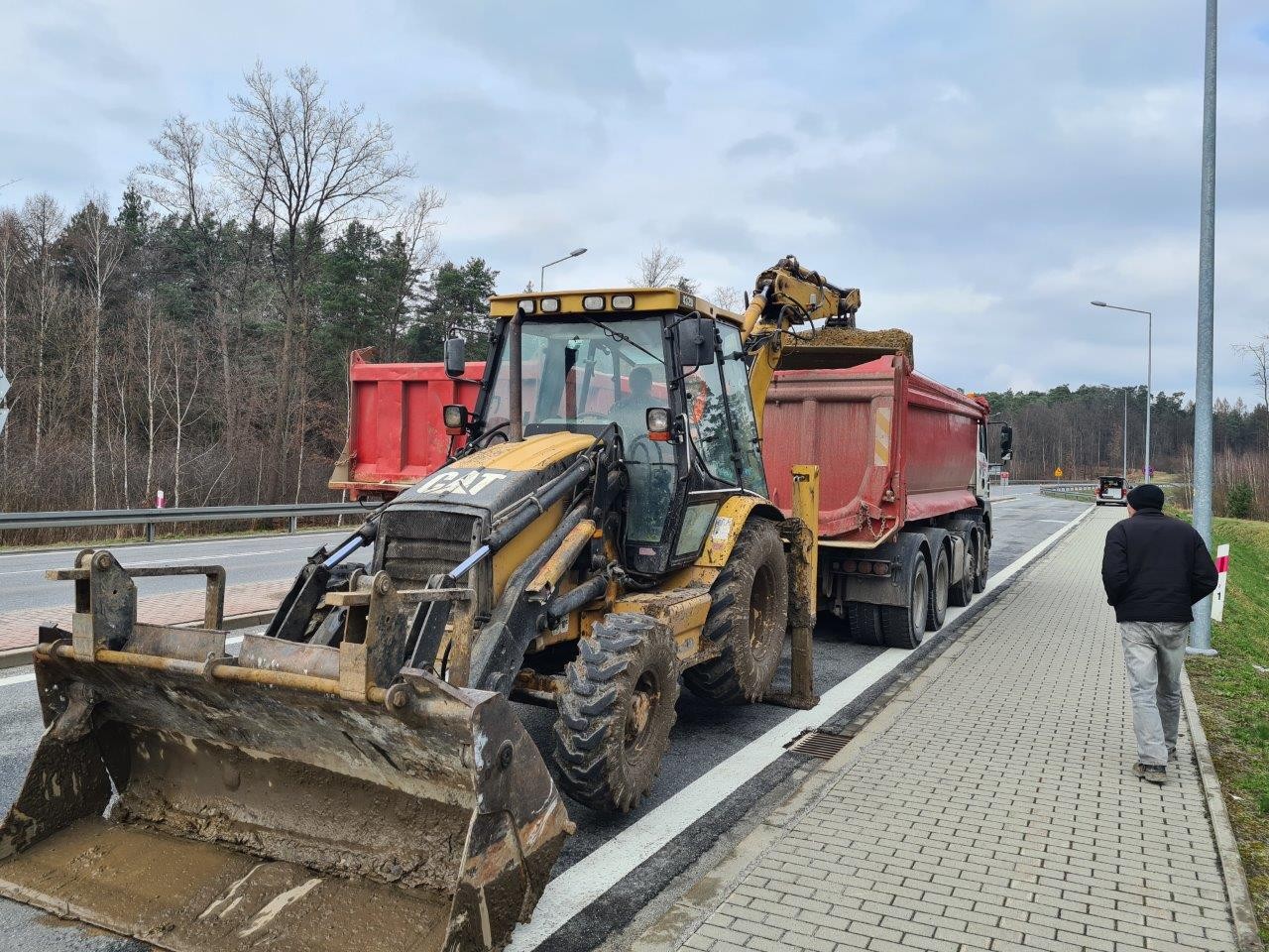 Przeładunek na drugą wywrotkę