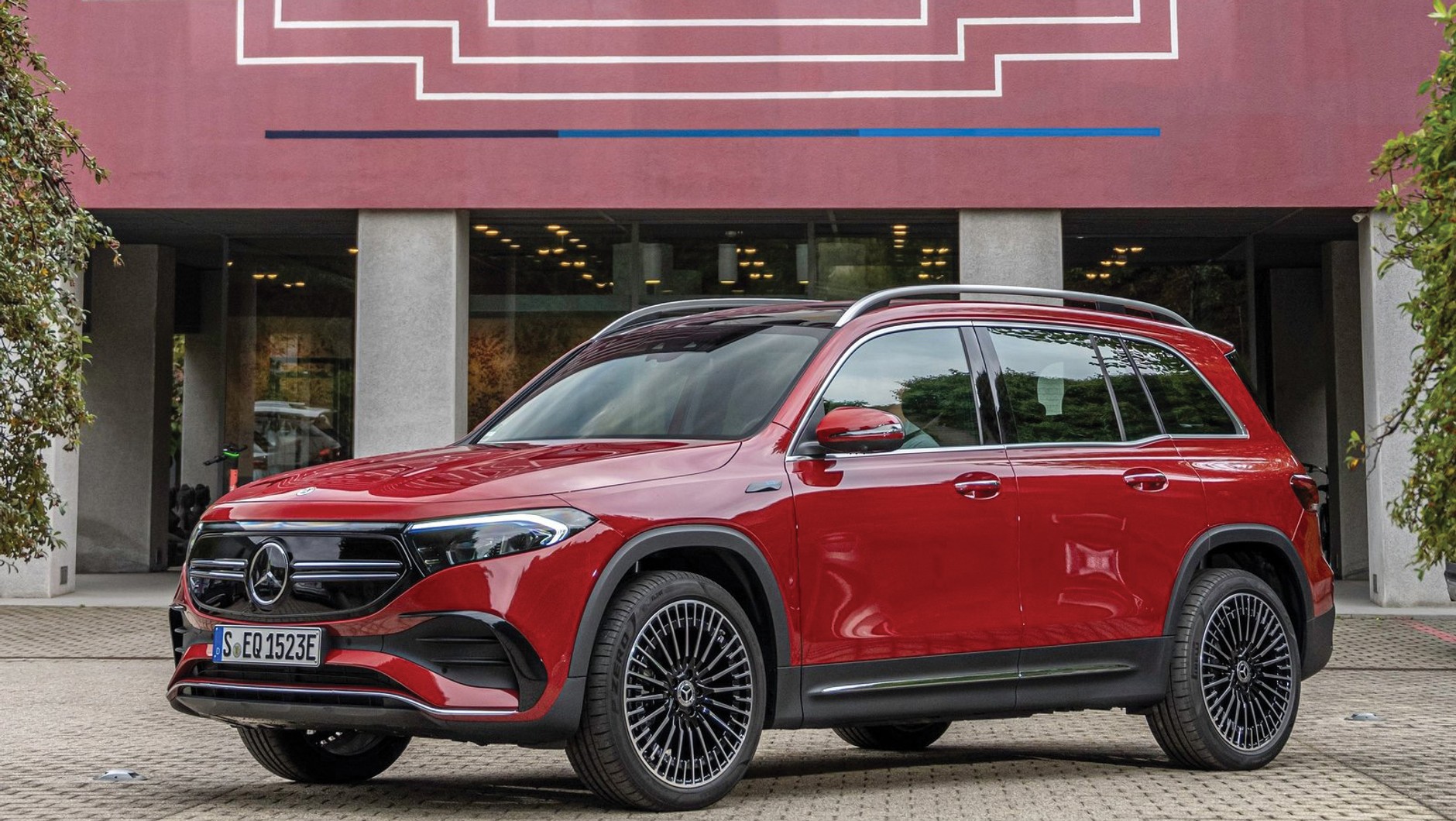 Mercedes EQB SUV w trzech wersjach: 250 (190 KM), 300 4Matic (228 KM) i 350 4Matic (292 KM). Ceny od 238 400 zł