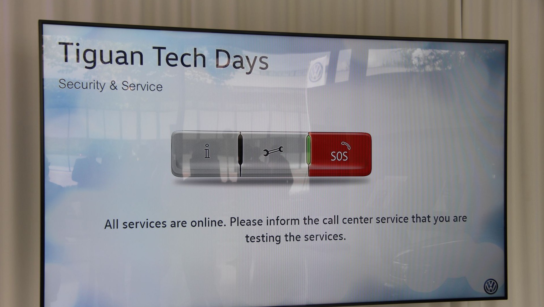 Tiguan Tech Day - przycisk SOS przyda się do wezwania pomocy