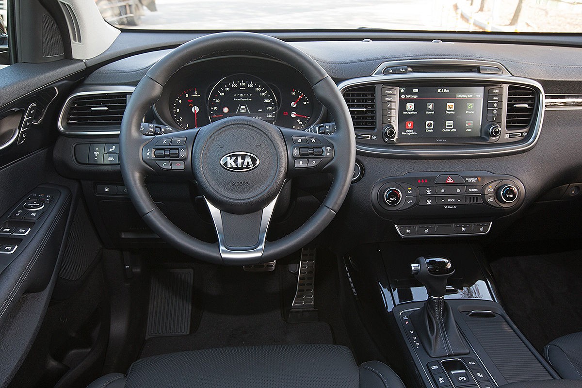 Poziom wykończenia wnętrza Sorento zdecydowanie się poprawił. Jakość materiałów miejscami zawstydza nawet japońską konkurencję.