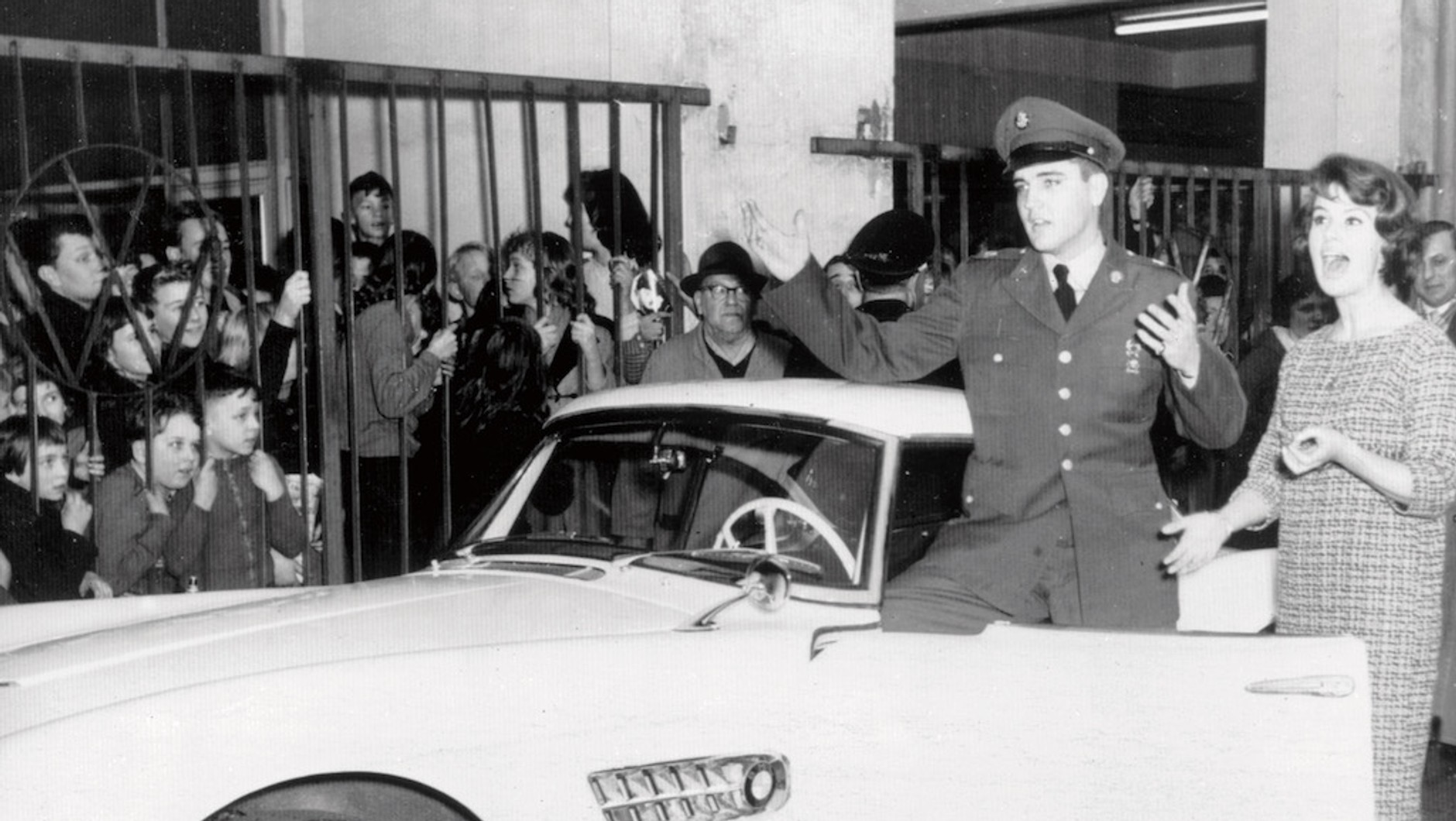 Elvis Presley przy swoim BMW 507