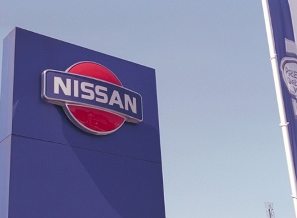 Nissan przyspiesza rozbudowę sieci stacji szybkiego ładowania
