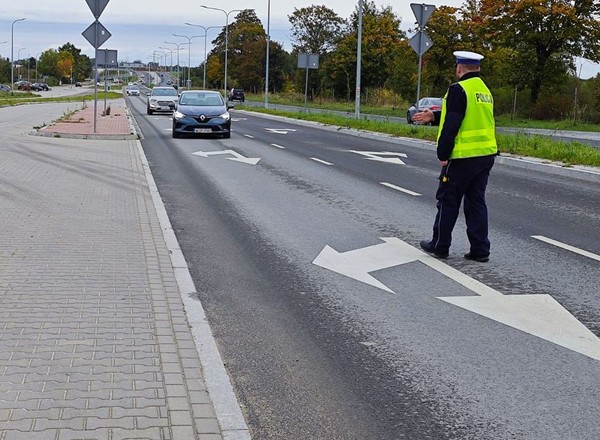 Do 15 punktów karnych i mandat 300 zł. Kierowcy łamią ten przepis nagminnie