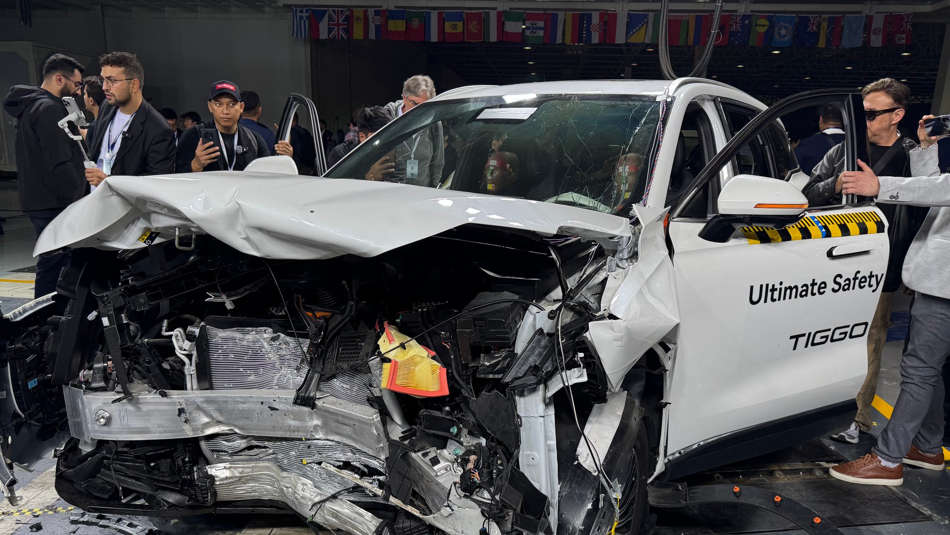 Chery Tiggo 9 zostało bardzo mocno roztrzaskane, ale drzwi bez problemu otwierały się i zamykały