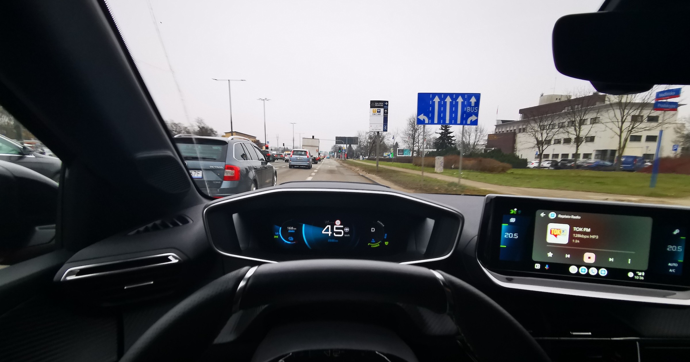 Jadąc przez miasto elektrykiem, odruchowo szukam buspasów