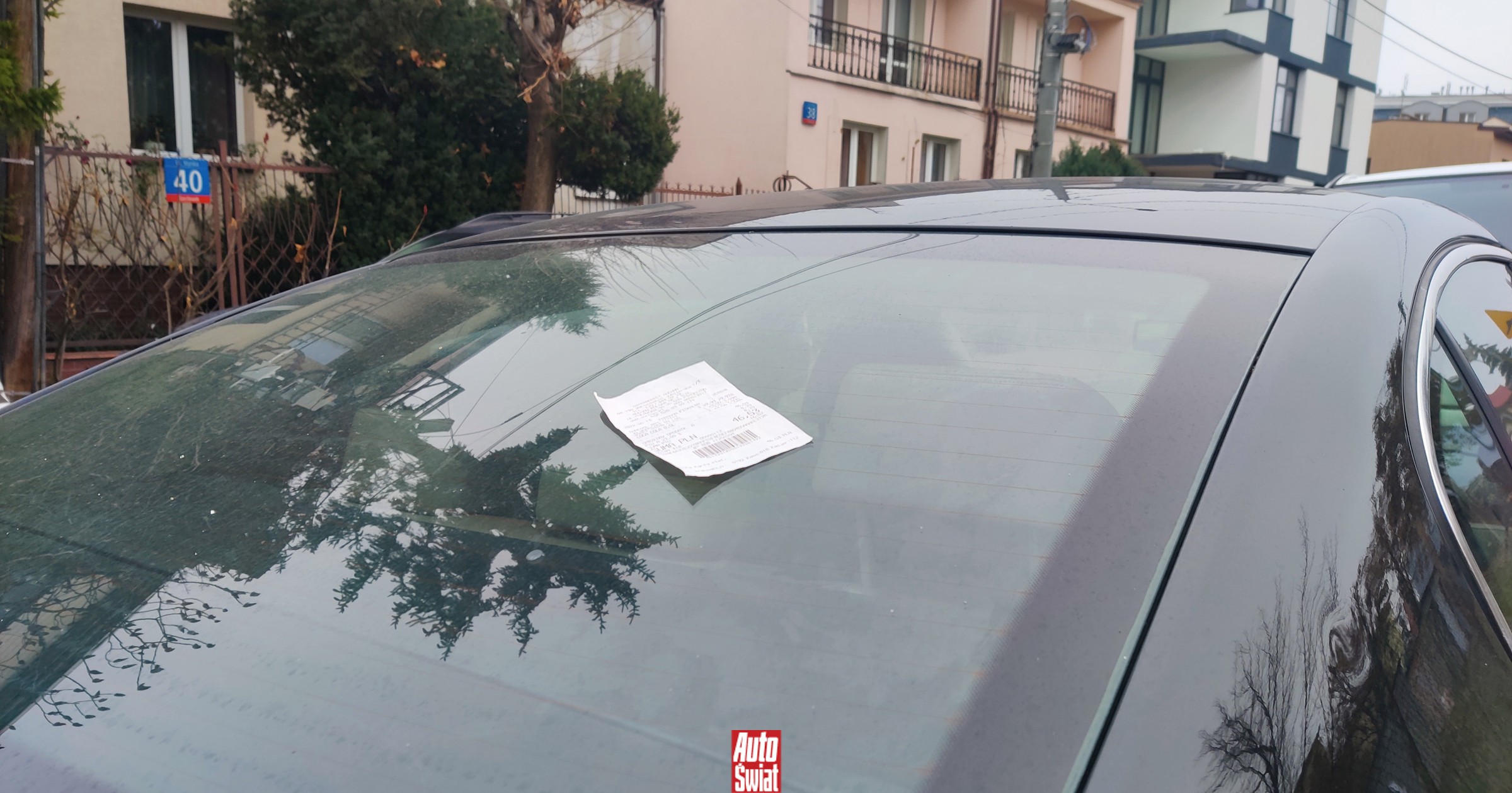 Złodzieje aut wracają do prostych trików. "Metoda na kartkę" rozbraja kierowców