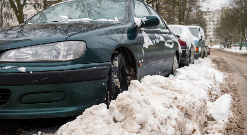 Samochód zaparkowany zimą wzdłuż ulicy – jak stąd wyjechać?