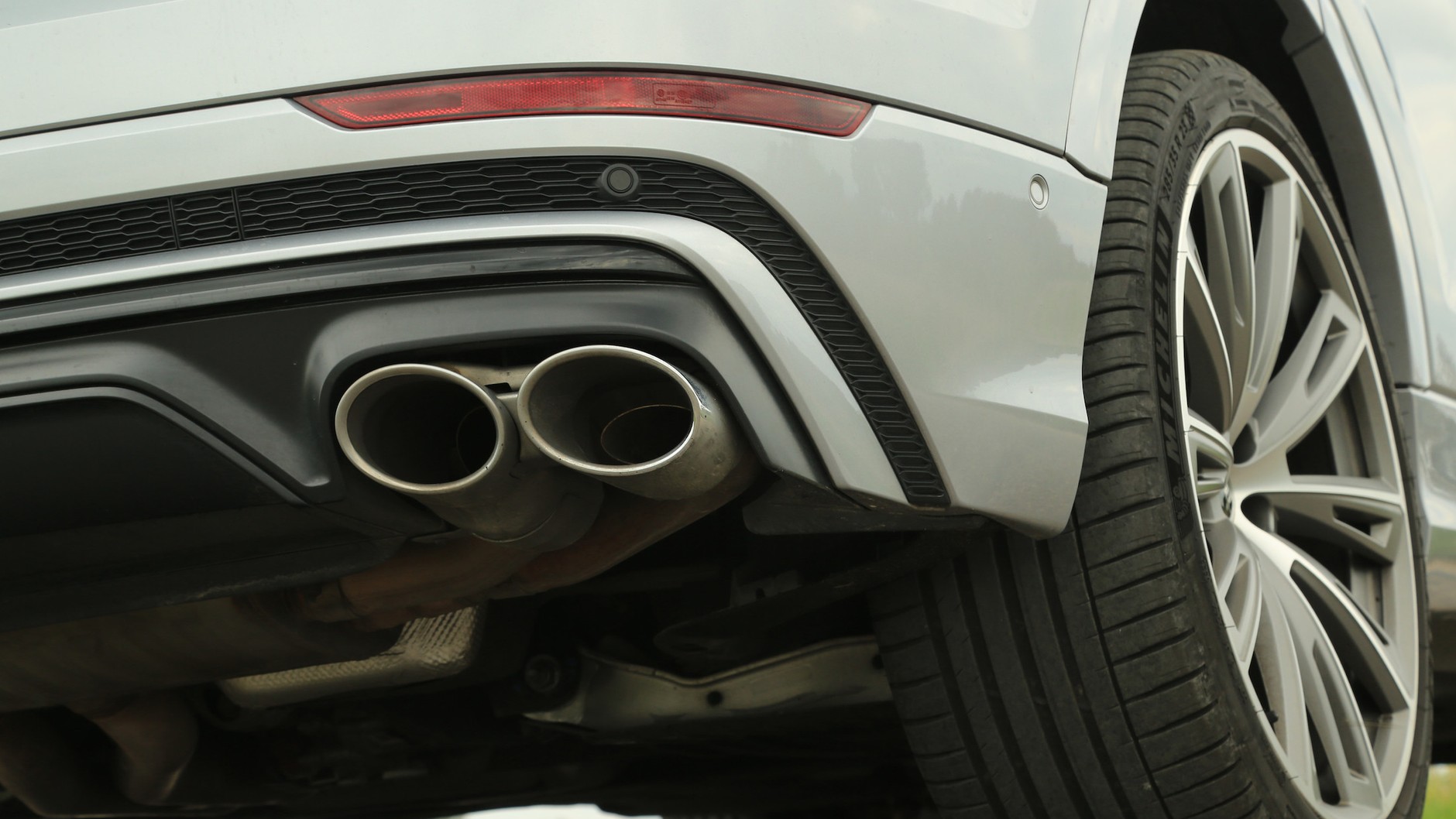 Wydech, zwłaszcza w trybie Dynamic, generuje przyjemne basowe brzmienie