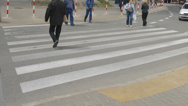 Przejście dla pieszych na ruchliwym skrzyżowaniu