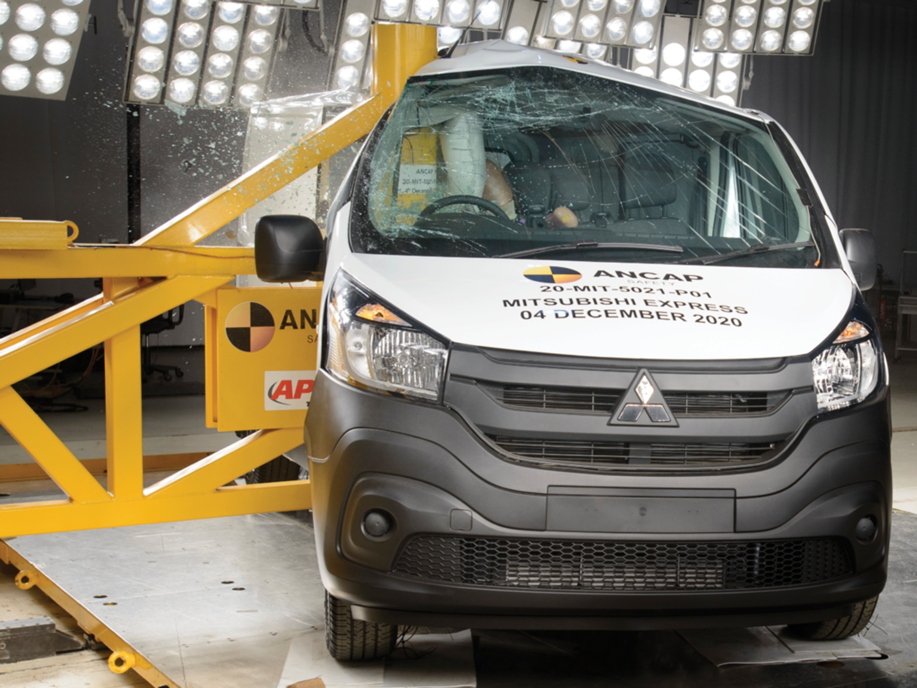 Mitsubishi Express w teście zderzeniowym ANCAP