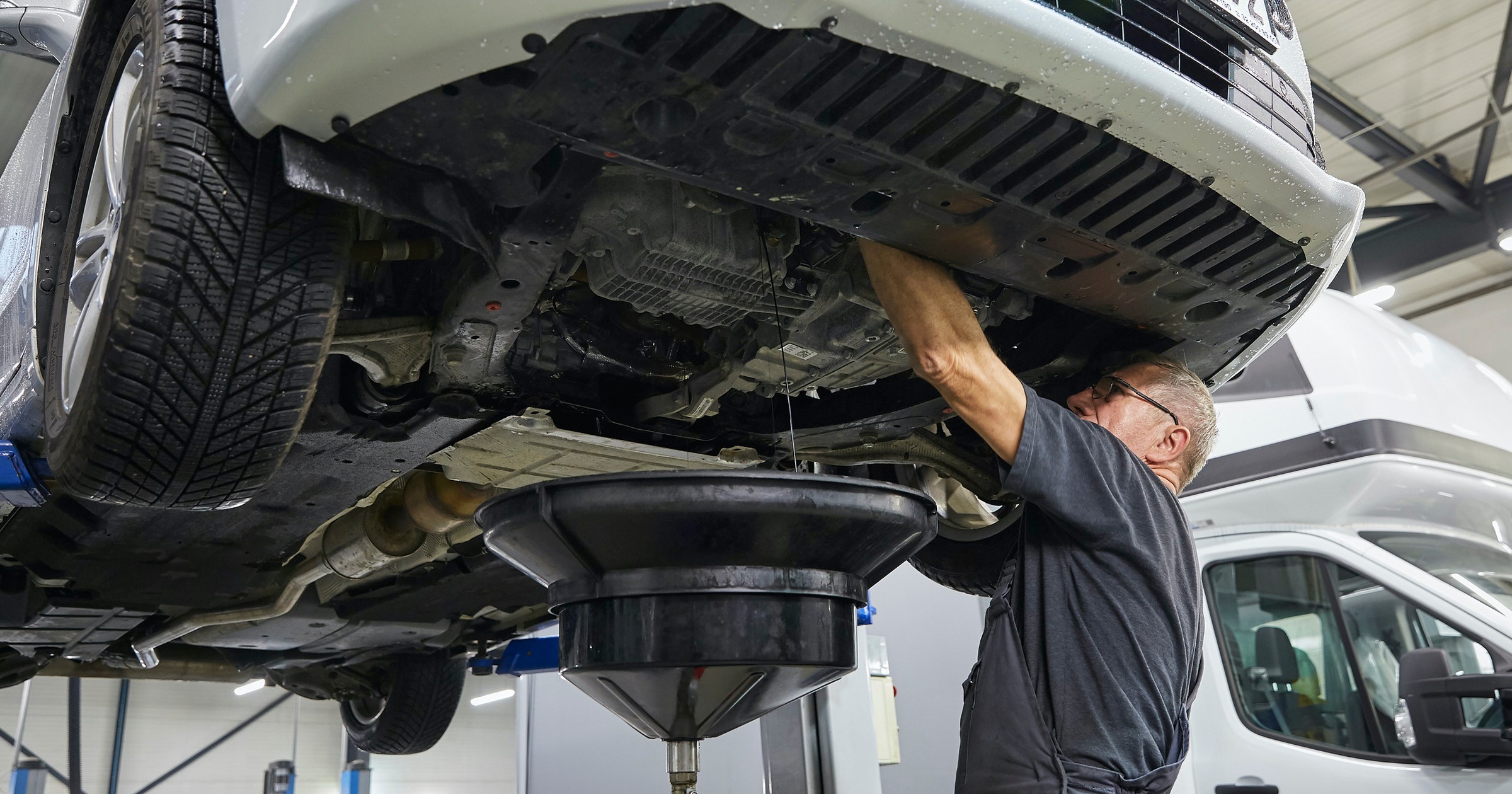 Doświadczeni mechanicy nie mają wątpliwości – to, co można zaoszczędzić rzadziej wymieniając olej, z reguły trzeba później wydać z nawiązką na naprawy silnika i smarowanego olejem osprzętu. No chyba, że uda się wcześniej sprzedać auto