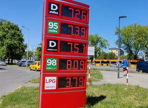 "W Polsce paliwa tańsze niż innych krajach UE". A jak jest naprawdę?