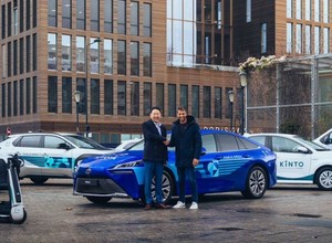 Toyota dostarczyła pierwsze pojazdy na olimpiadę w Paryżu. Uwagę zwraca wózek