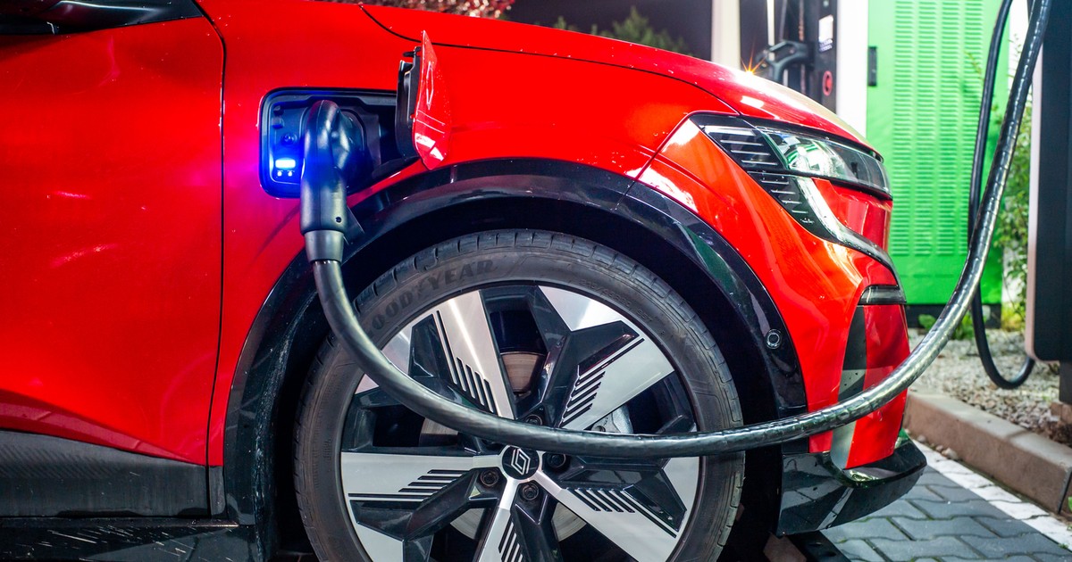 Ładowanie samochodu elektrycznego
