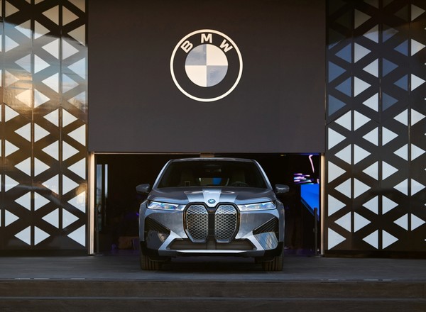 BMW tworzy prywatną salę kinową w samochodzie