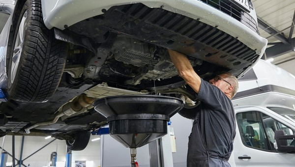 Doświadczeni mechanicy nie mają wątpliwości – to, co można zaoszczędzić rzadziej wymieniając olej, z reguły trzeba później wydać z nawiązką na naprawy silnika i smarowanego olejem osprzętu. No chyba, że uda się wcześniej sprzedać auto