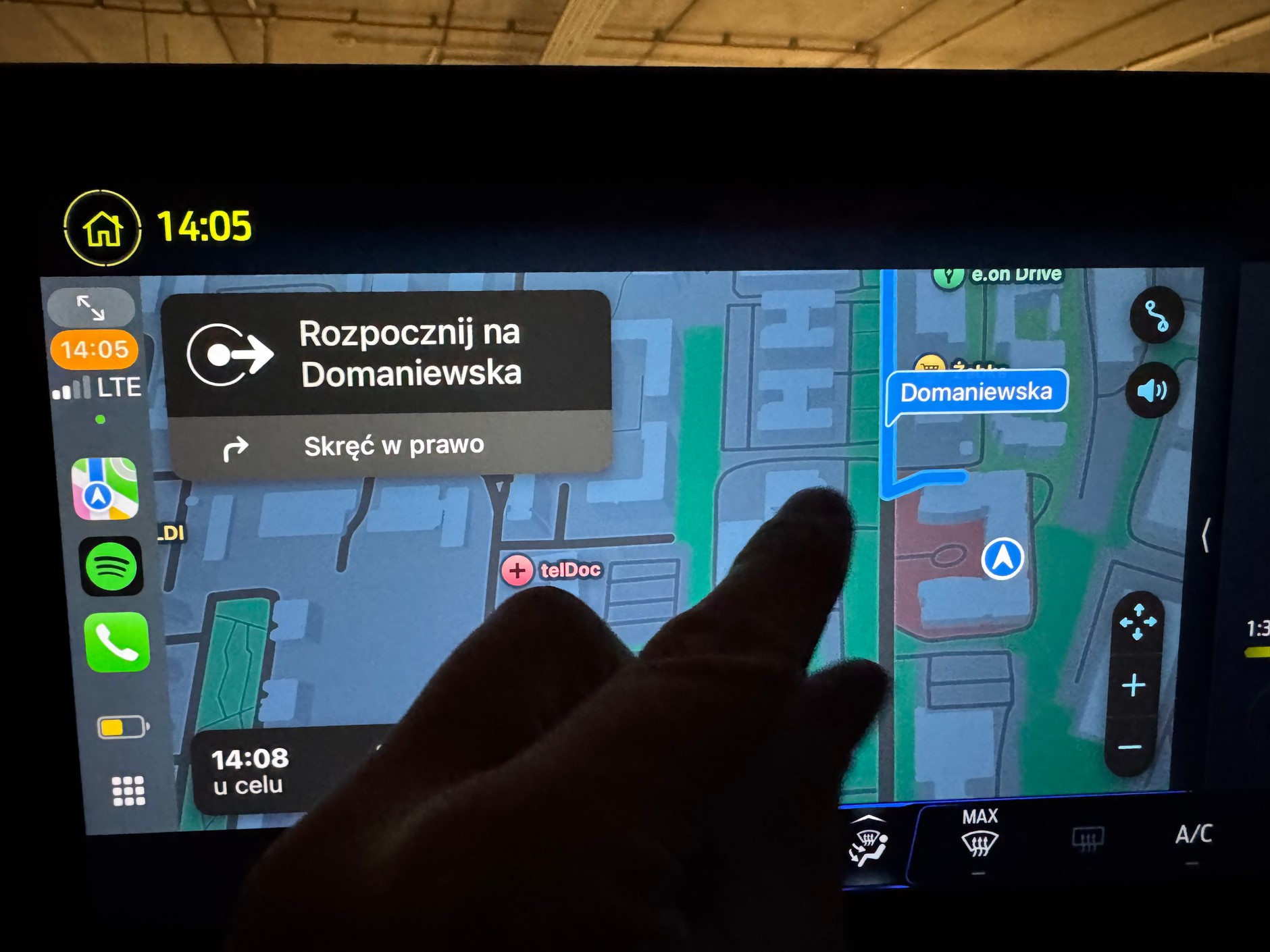 Szczypanie ekranu palcami spowoduje najwyżej przesunięcie widoku, ale na pewno nie oddalenie