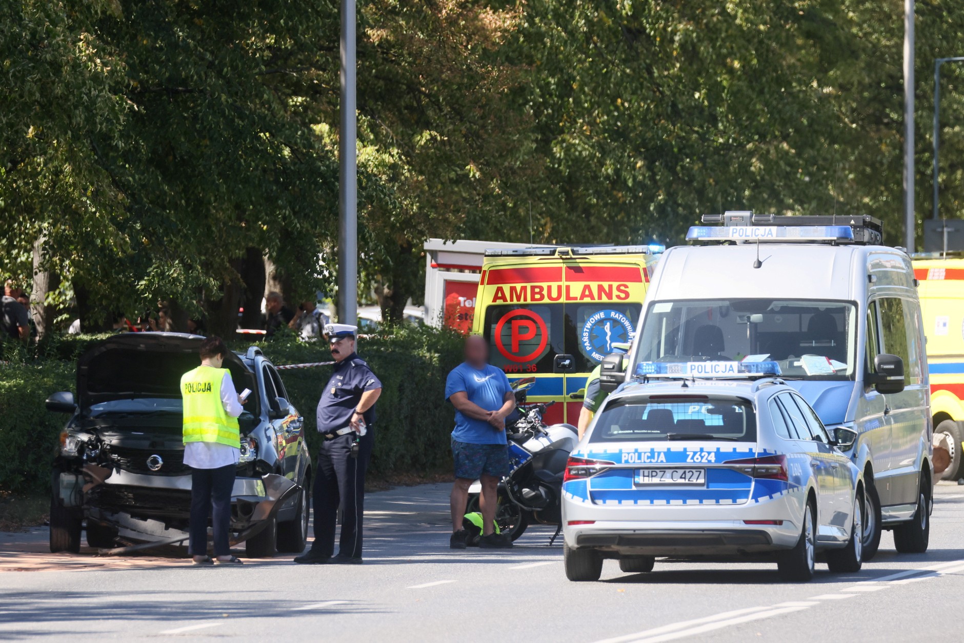 Samochód wjechał w przystanek na warszawskim Mokotowie. Dwie osoby nie żyją