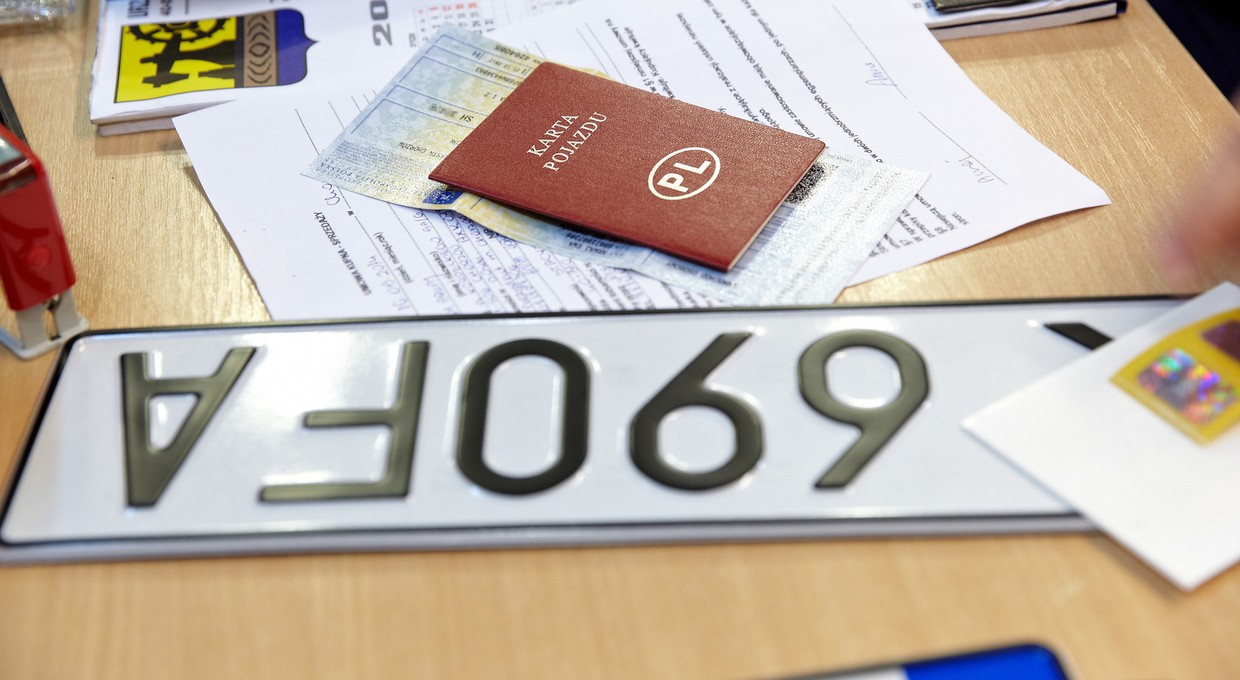 Problemy z rejestracją aut - minister obwinia samorządy