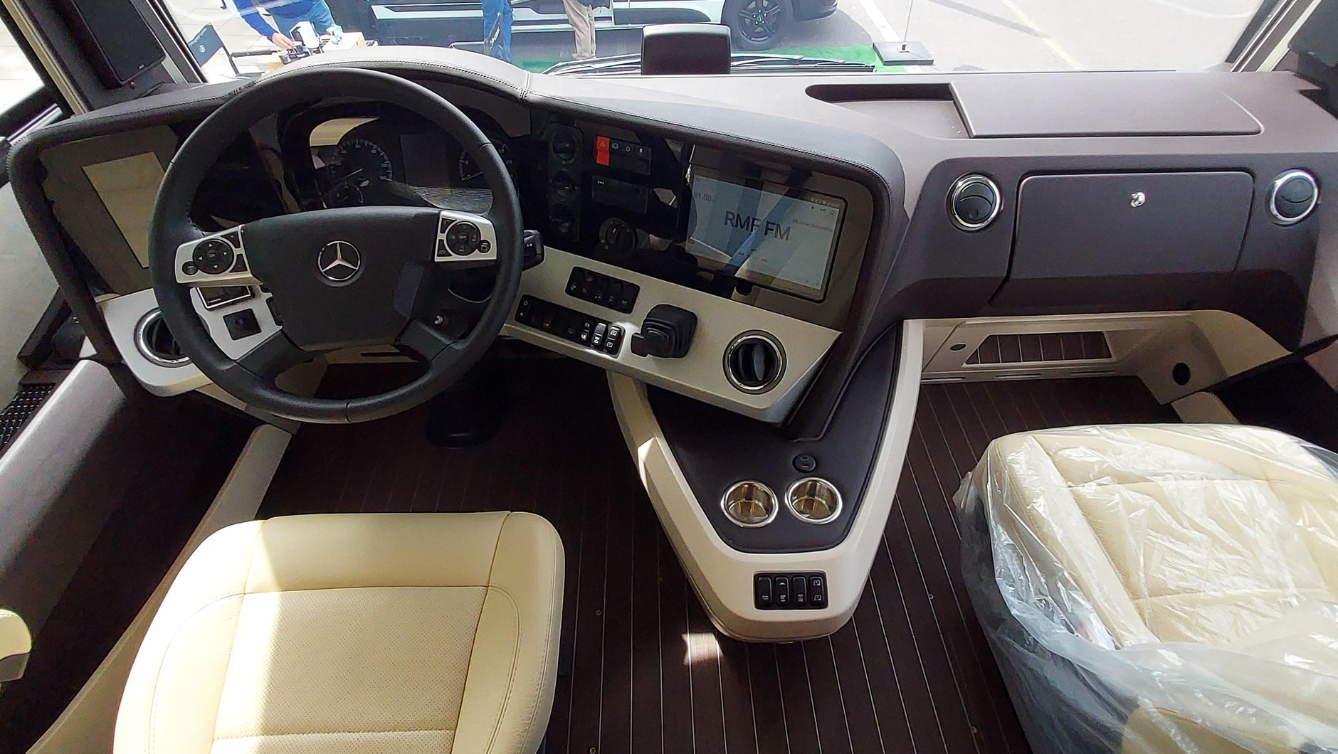 Kampery za miliony. Kokpit Concorde Liner 990 GI
