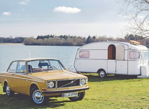 Volvo 142 DL - wakacje z przyczepką