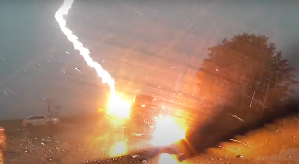 Jeep Grand Cherokee został uderzony przez cztery pioruny