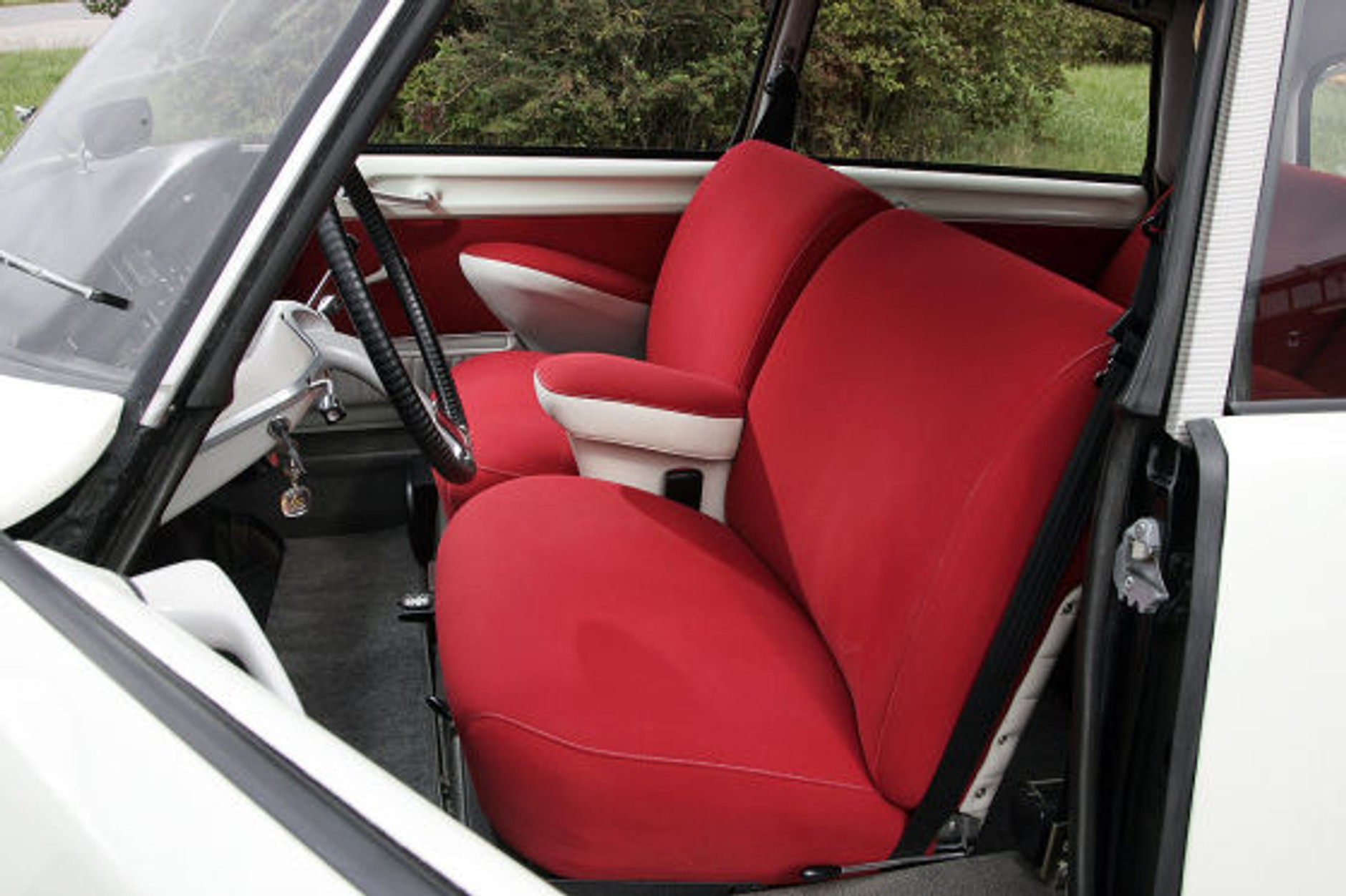 Piekne czerwone fotele. Z przodu czy z tyłu, wszędzie wygodnie.