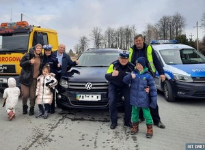 Ukrainka wjechała autem do rowu. Pomogli jej policjanci, laweciarz i mechanik