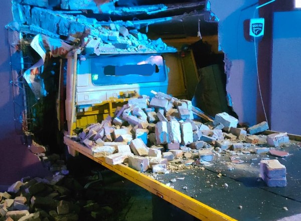 Przez ścianę wjechał autolawetą do środka kamienicy. Ewakuowano mieszkańców
