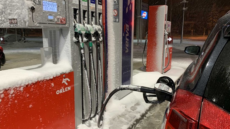 Tankowanie samochodu zimą