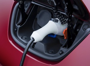 Po Polsce jeździ prawie 8 tys. aut elektrycznych - czy to dużo?