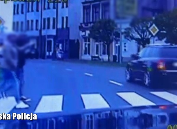Kierowca audi nie ustąpił pierwszeństwa pieszym na przejściu. Obok stali policjanci [WIDEO]