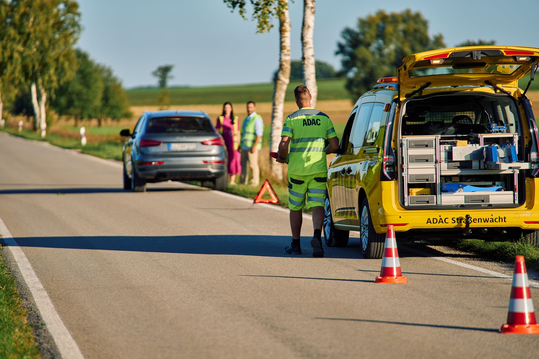 Żółty samochód pomocy drogowej ADAC