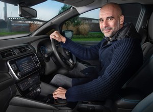 Pep Guardiola jeździ elektrycznym Nissanem Leaf