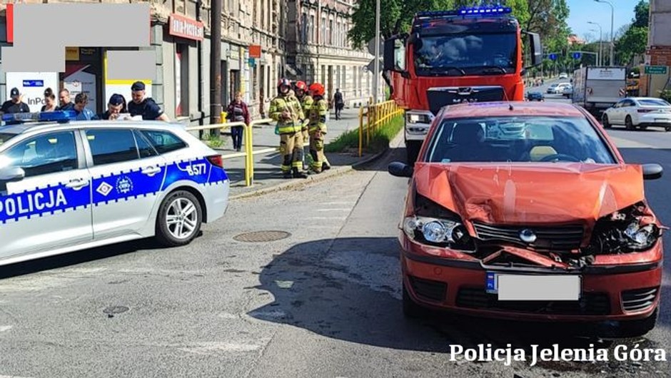 Obraz pochodzący z serwisu https://jelenia-gora.policja.gov.pl/dje/aktualnosci/bieza/119794,Ostroznie-na-drodze-Kierowcy-noga-z-gazu-Grozne-zdarzenia-drogowe-w-Jeleniej-Gor.html